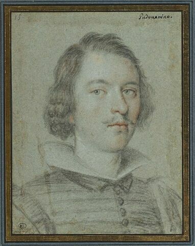 Portrait d'homme : cheveux divisés sur la tempe droite, moustache, long col