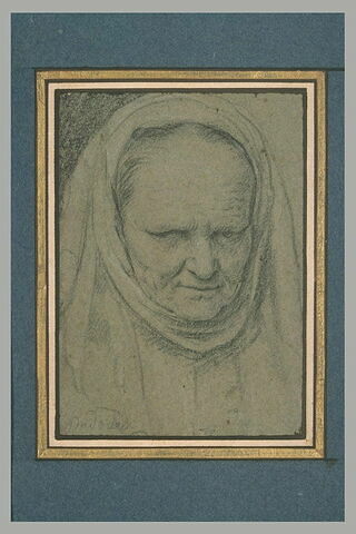 Portrait d'une vieille femme les yeux fixés en bas et la tête couverte, image 2/2