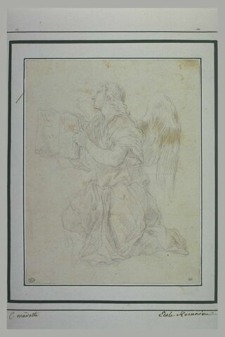 Un ange à genoux tenant un livre des deux mains