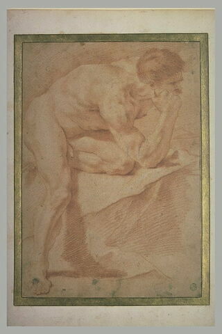 Homme nu, le corps courbé, s'appuyant sur le genou gauche et le coude droit, image 2/2