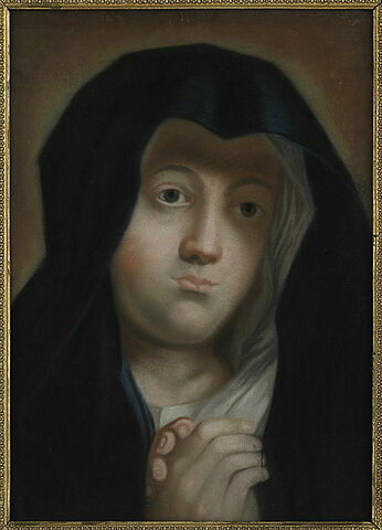 La Vierge en prière, la tête couverte d'un voile bleu.