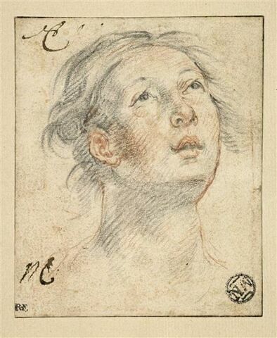 Tête de femme, vue de face, les yeux levés au ciel, image 1/2