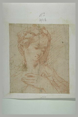 Buste d'une jeune femme, la main sur la poitrine, image 1/1