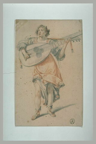 Femme debout, drapée, jouant d'un instrument de musique à cordes, image 2/2