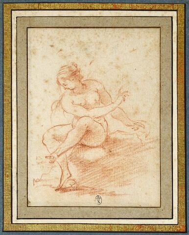 Une femme nue, assise, paraissant regarder son pied gauche
