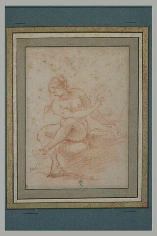 Une femme nue, assise, paraissant regarder son pied gauche, image 2/2