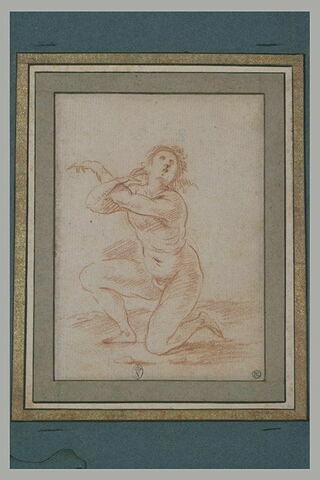 Une femme nue genou gauche à terre, bras croisés, image 2/2