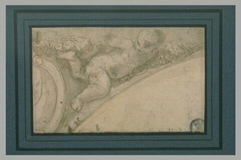 Un enfant allongé parmi des fruits sur une archivolte, image 1/1