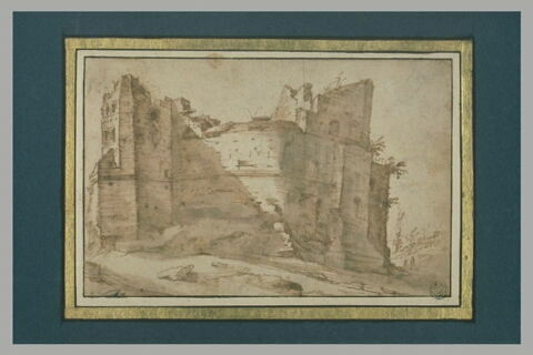 Batiment avec une tour en ruine, image 2/2