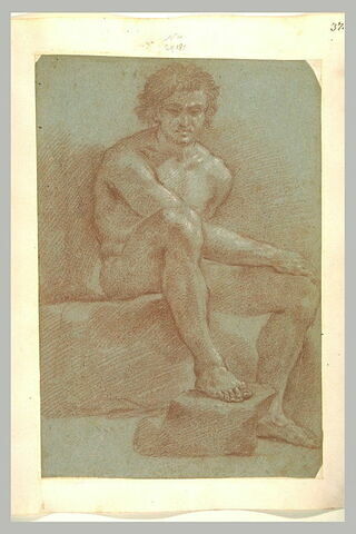 Homme nu, assis, de face, main droite sur le genou gauche, image 1/1