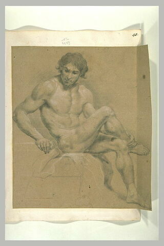 Homme nu, assis de profil, torse de face, jambes croisées, image 1/1