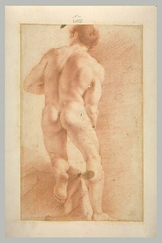 Homme nu, debout, de dos, le genou gauche sur une pierre