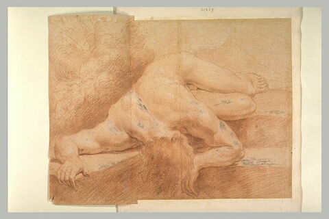Homme nu, couché sur le côté, face contre terre, vu en raccourci