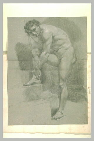 Homme nu, debout, de face, main gauche sur le pied droit posé sur une marche, image 1/1