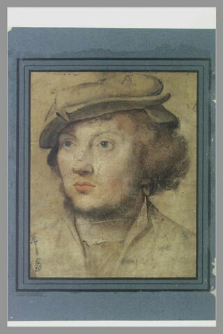 Portrait de jeune homme coiffé d'un bonnet plat, image 2/2