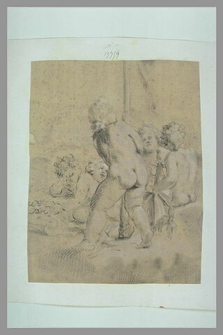 Cinq enfants nus, groupés autour d'un poteau