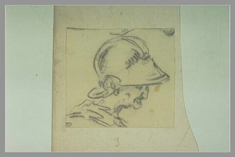Tête de soldat, de profil, recouverte d'un casque