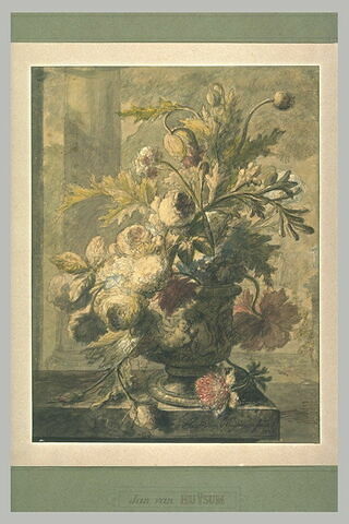 Bouquet de fleurs dans un vase posé sur un coin de table, image 2/2