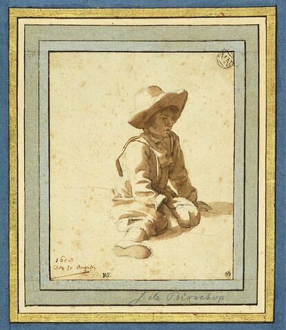 Jeune garçon assis à terre, coiffé d'un grand chapeau, image 4/4