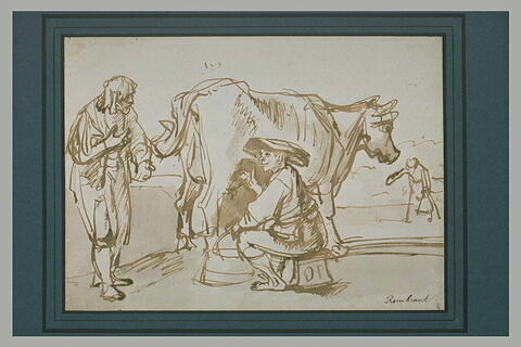 Homme trayant une vache, conversant avec un autre homme, image 2/2