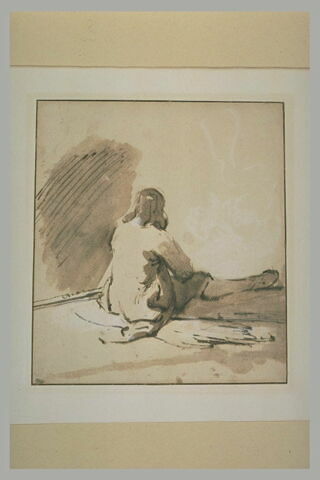 Jeune homme assis à terre, de dos, la jambe droite étendue, image 1/1