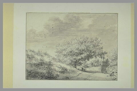 Chemin au pied des dunes, bordé d'arbres, avec deux personnages, image 2/2