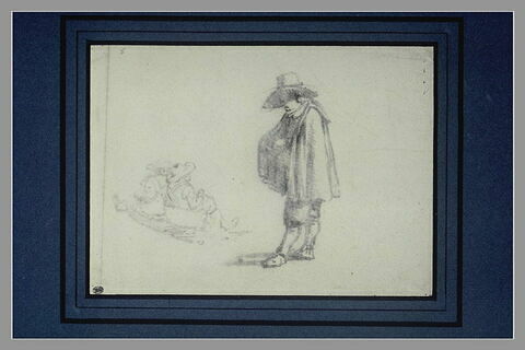 Un homme vêtu d'une cape debout, tourné vers deux figures assises