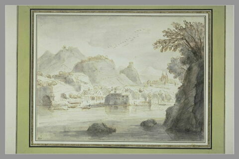 Ville et montagnes au bord d'un lac, image 2/2