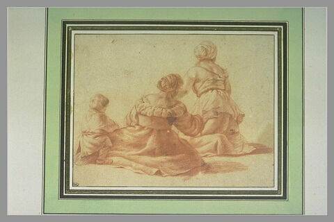 Deux femmes et un enfant, assis, vus de dos