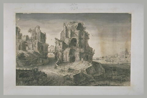 Ruines d'une imposante construction antique, avec une baie dans le lointain, image 1/1