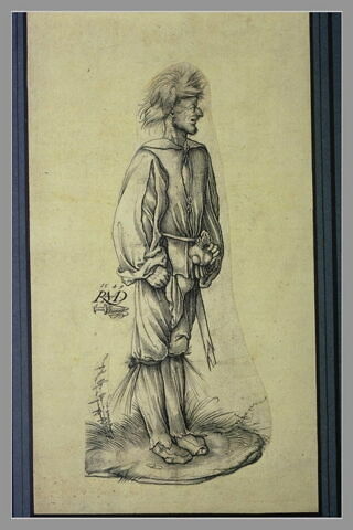 Homme debout, tourné vers la droite, cheveux ébouriffés, tenant une bourse, image 2/2