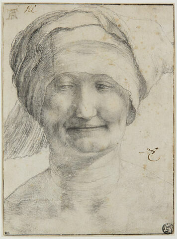 Portrait de femme souriante, coiffée d'un bonnet