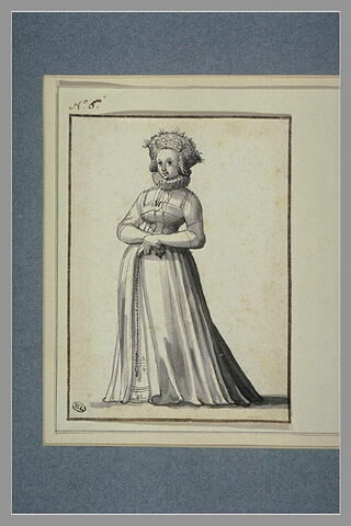 Jeune femme debout, une fraise autour du cou