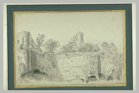 Vue d'un château fort en ruines, image 2/4