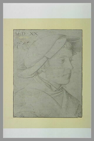 Buste de jeune homme, la tête couverte d'un bonnet plat à bords rabattus, image 2/2