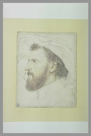 Portrait d'homme en buste, coiffé d'un chapeau à larges bords, image 2/2