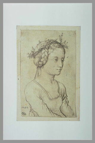 Buste de jeune fille, une couronne de feuilles dans les cheveux, image 2/2