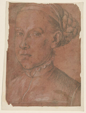 Portrait en buste de jeune femme, portant un chignon natté