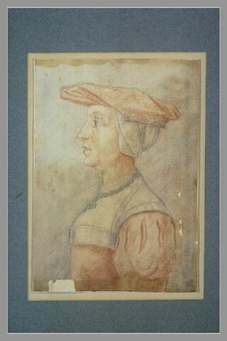 Portrait de femme portant un béret d'étoffe rouge, image 2/2