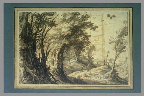 Route animée de figures, à la lisière d'une forêt