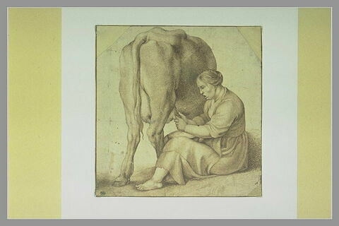 Paysanne assise sur le sol, trayant une vache