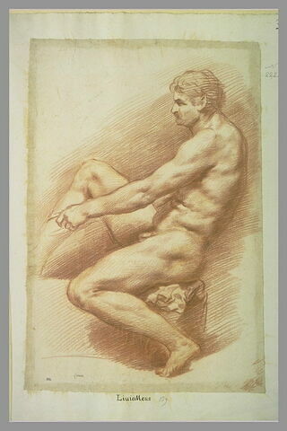 Un homme nu, assis de profil à gauche, enfilant un bas