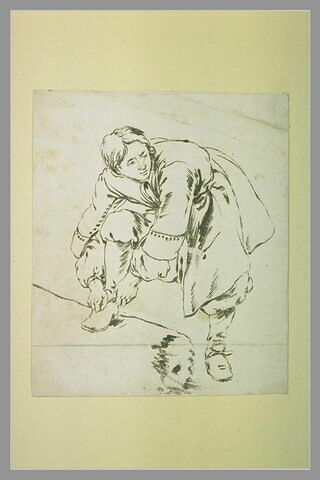 Soldat nouant les cordons de son soulier droit, image 2/2