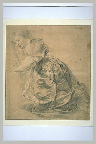 Jeune femme agenouillée, tête appuyée sur la main droite