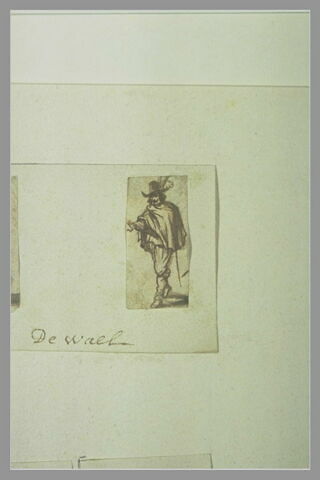 Homme en manteau court, bras droit tendu et chapeau à plume, image 1/1