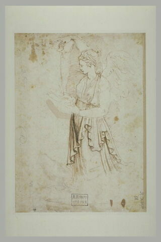 Femme ailée, drapée, versant de l'eau dans une coupe, image 2/2