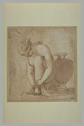 Femme nue, accroupie près d'une urne, image 1/1