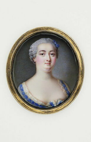 Portrait de jeune femme, en buste, avec une robe blanche et ruban bleu, image 1/1