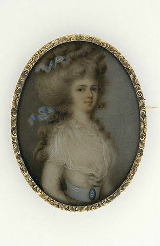 Portrait de jeune femme, à mi-corps, au cheveux blond et rubans bleus