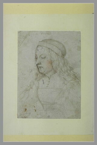 Femme en buste, de trois quarts vers la gauche, les yeux fermés, image 2/2